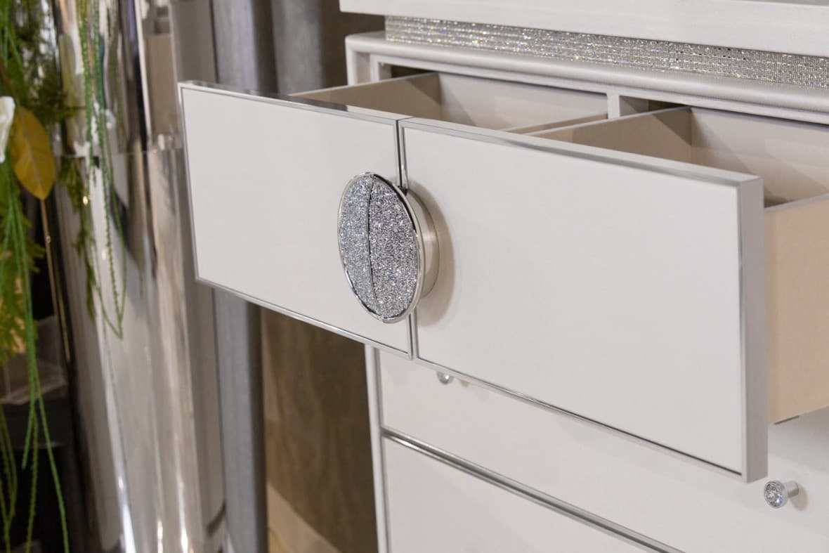 Высокие и узкие комоды (Честы)