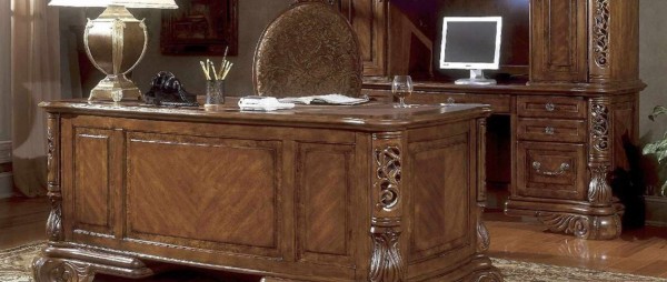 Стол кабинетный с покровным стеклом