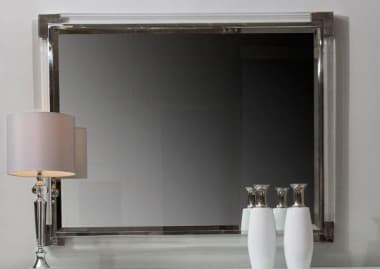 Акцентное настенное зеркало в раме полированного металла